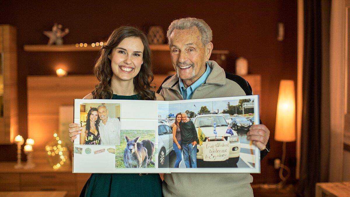 So wirbt Cewe an Weihnachten: Vanessa Teich aus der Oberpfalz überraschte ihren Großonkel Jakob in Australien mit einem Fotobuch.