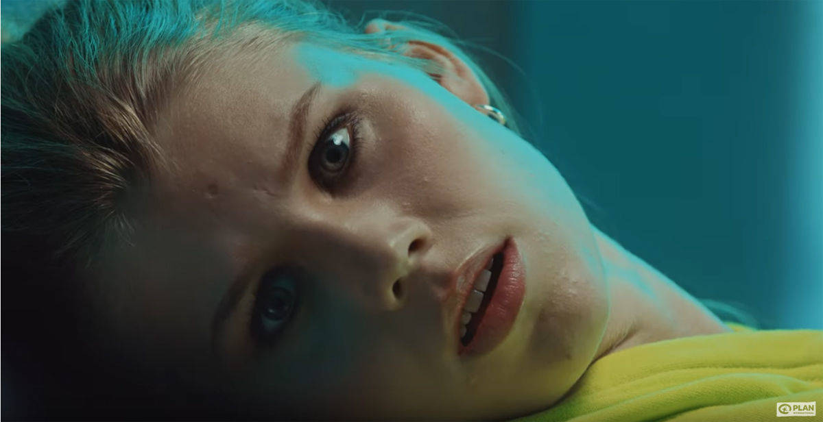 Der Spot prangert unter anderem an, dass Abtreibungen in vielen Ländern verboten sind.