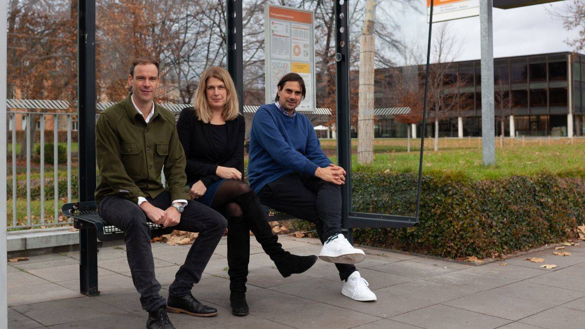 Das Warten auf den Bus hat ein Ende: Jens Wages, Nina und Michael Preuss (v.l.) haben von Daimler den Zuschlag bekommen.