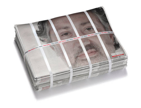 Murat Sabuncu hinter Gittern. Ein Zeitungspaket, speziell geschnürt für die türkische Botschaft in Berlin.