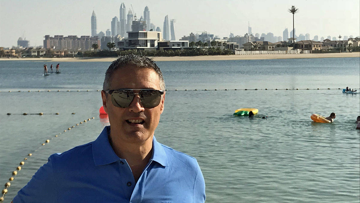 Roger Strack, Partner der Serviceplan-Gruppe, am Strand auf der "Palm Jumeirah".