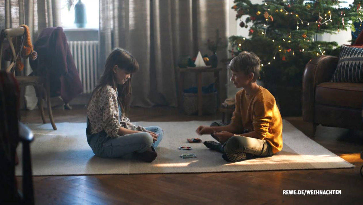 Rewes Weihnachtspärchen: das Mädchen und der gehörlose Junge