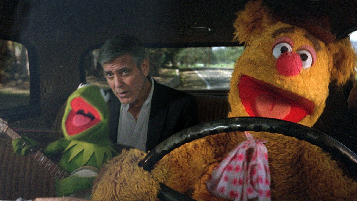 George Clooney fährt auf seinem Road Trip auch mit Fuzzie Bear und Kermit. 