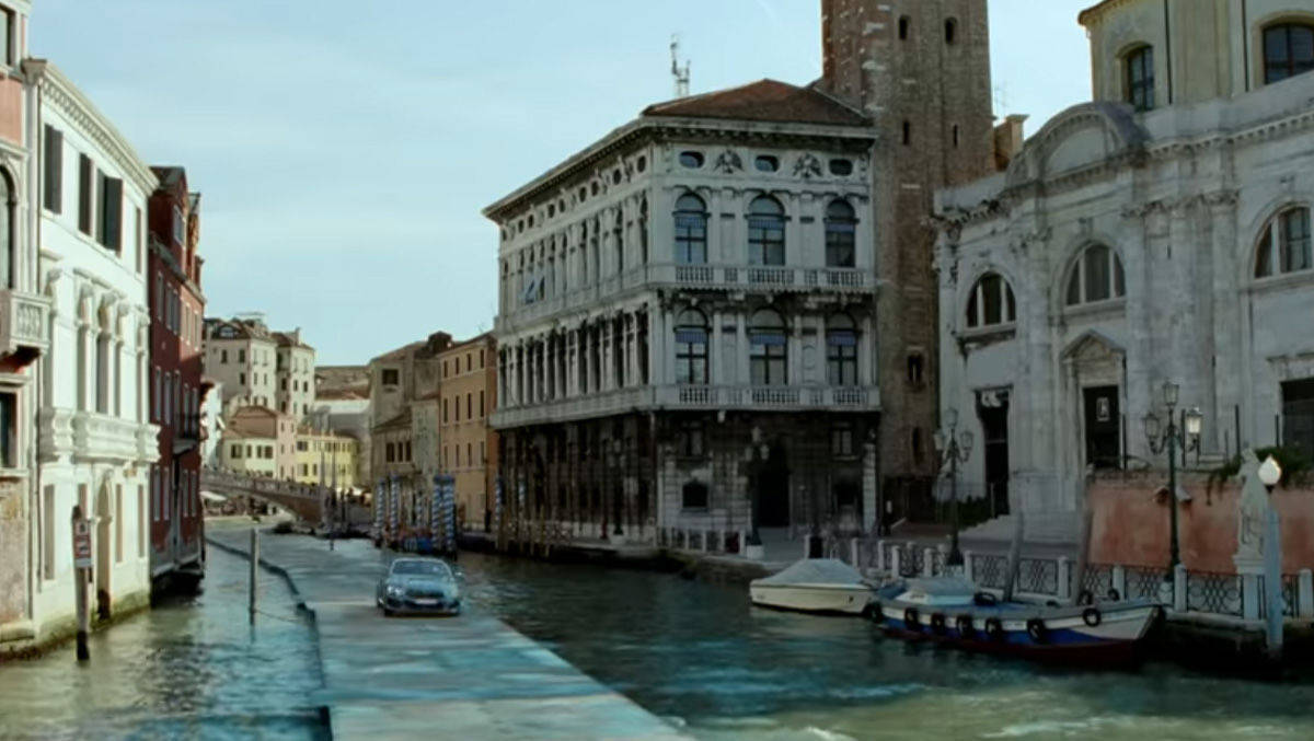 Das erste Mal fährt ein Auto über Venedigs Kanäle.