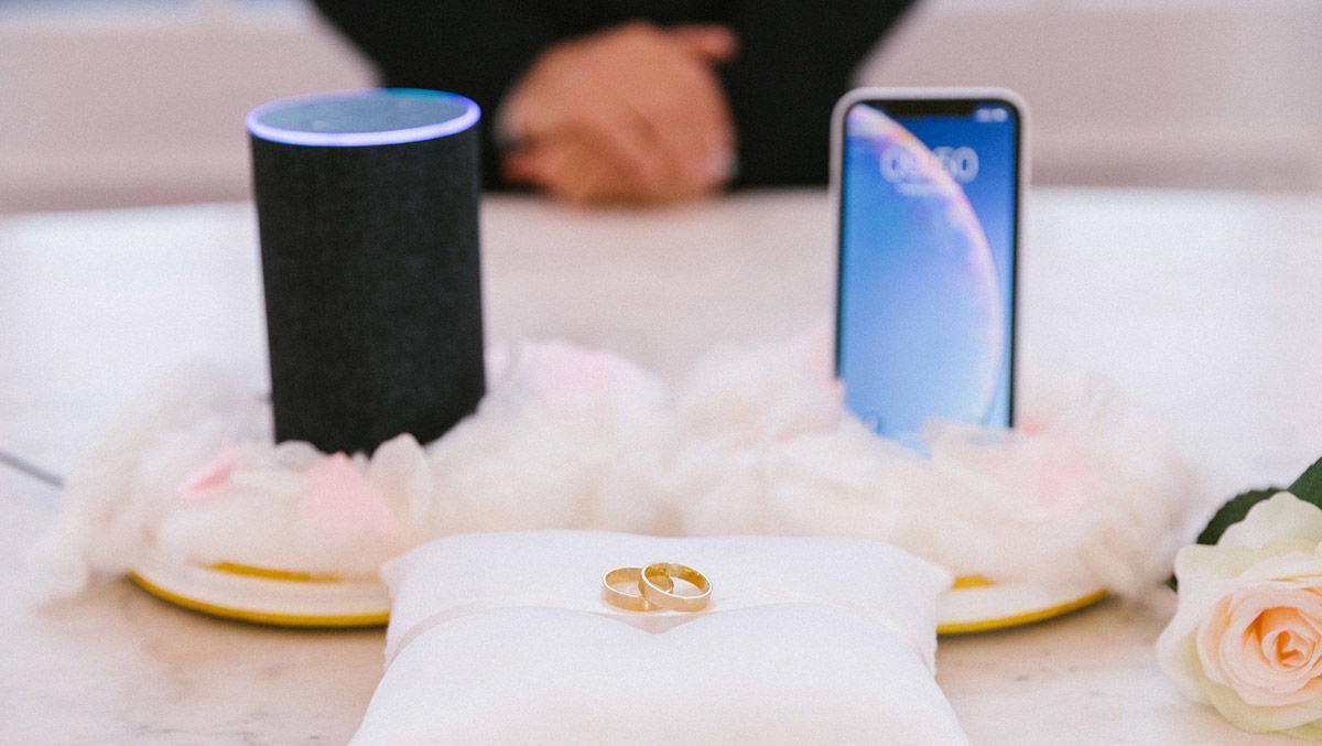 Romantik in digitalen Zeiten: Zwei der smartesten Frauen heirateten in Wien. Alexa und Siri werben für die bunte und offene Stadt.