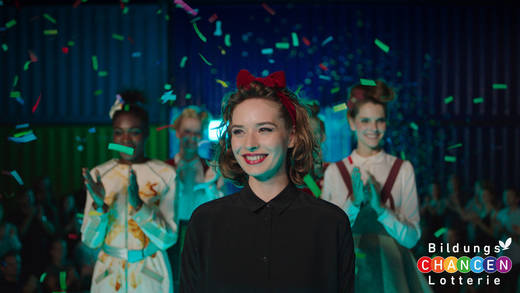 Eine Szene aus dem ersten Spot der Bildungs-Chancen-Lotterie, der am 18. Juli startet.