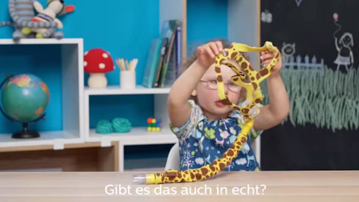 Im Stil von "Dingsda" rätselt diese Kleine über einen Beatmungsschlauch. 