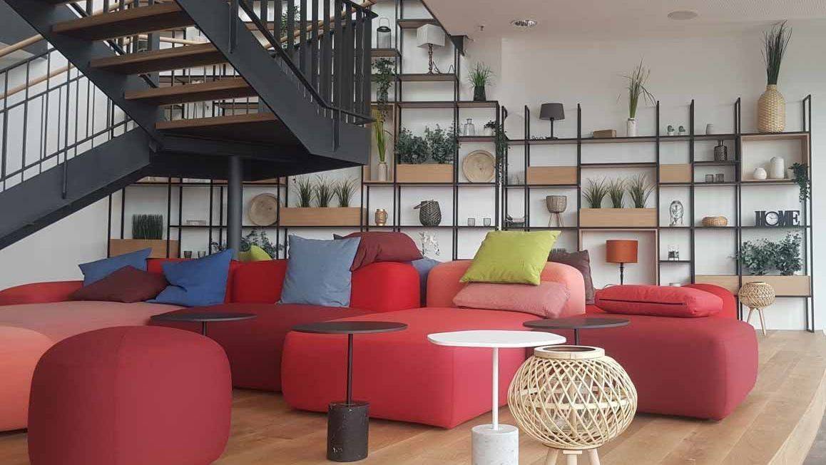 Schaut eher aus wie im Einrichtungshaus: Die Sitzecke im Restaurant von Dentsu Aegis am neuen Arbeitsplatz Frankfurt am Main.
