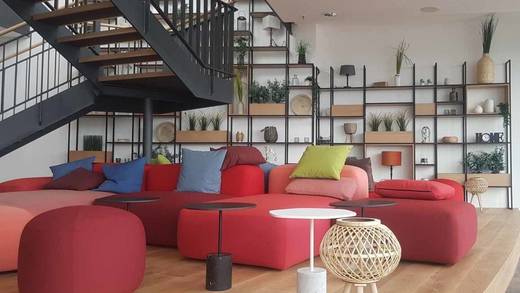 Schaut eher aus wie im Einrichtungshaus: Die Sitzecke im Restaurant von Dentsu Aegis am neuen Arbeitsplatz Frankfurt am Main.