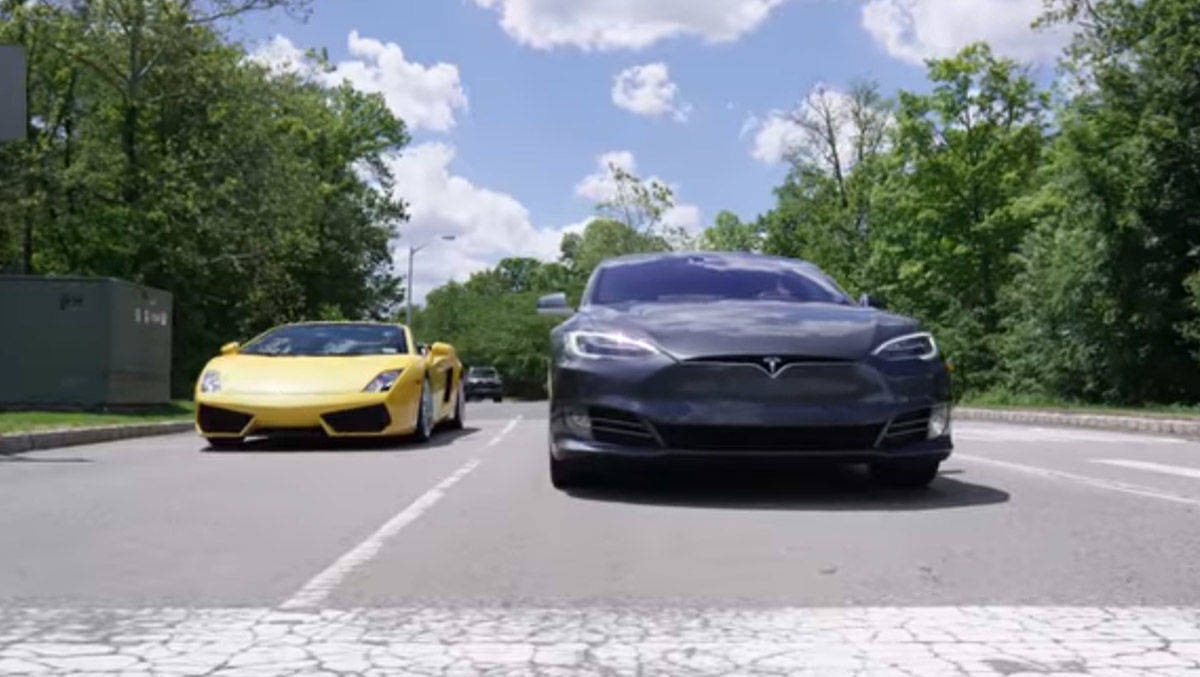 Tesla (r.) gegen Lamborghini Gallardo: Eines der Stilmittel von Tesla-Fan Marques Brownlee, um das Elektroauto vorteilhaft zu inszenieren.