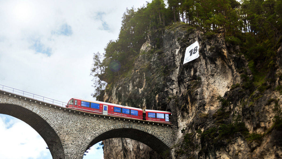 Die Rhätische Bahn dekoriert die Region Graubünden mit Lottozahlen.