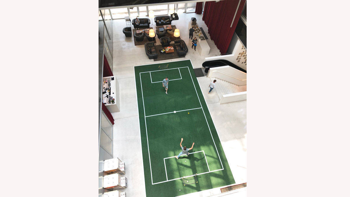 Ein Blick ins Atrium von Scholz & Friends Berlin verrät, dass hier das Fußballfieber ausgebrochen ist.