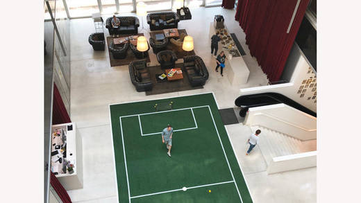 Ein Blick ins Atrium von Scholz & Friends Berlin verrät, dass hier das Fußballfieber ausgebrochen ist.