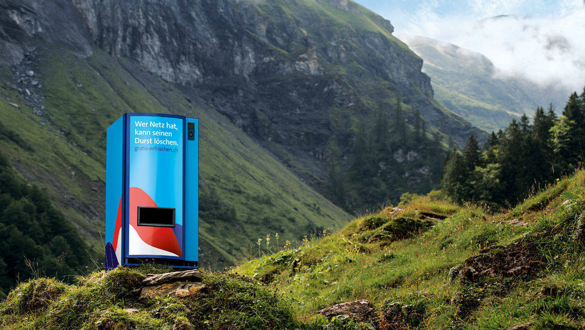 Heimat und die Swisscom haben in den Bergen einen Getränke-Automaten platziert.
