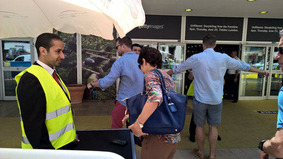 Sicherheitskontrolle am Eingang des Cannes-Werbefestivals.