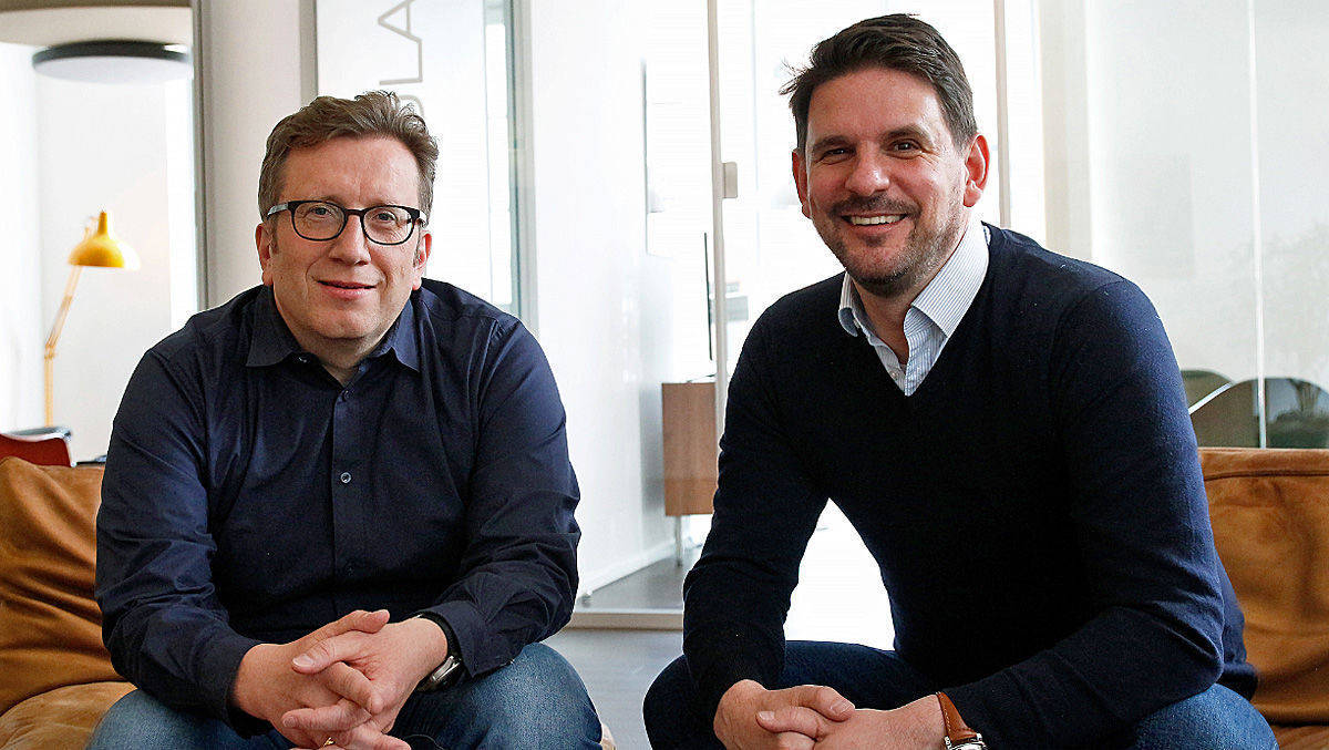 Panos Meyer (r.) holt mit Robert Kirsch den ehemaligen Geschäftsführer der Digitalagentur strg. zu Cellular.