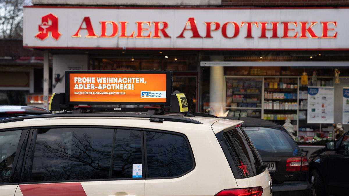 Taxis überbringen die Weihnachtsgrüße der Volksbank Hamburg an tausende Firmenkunden.