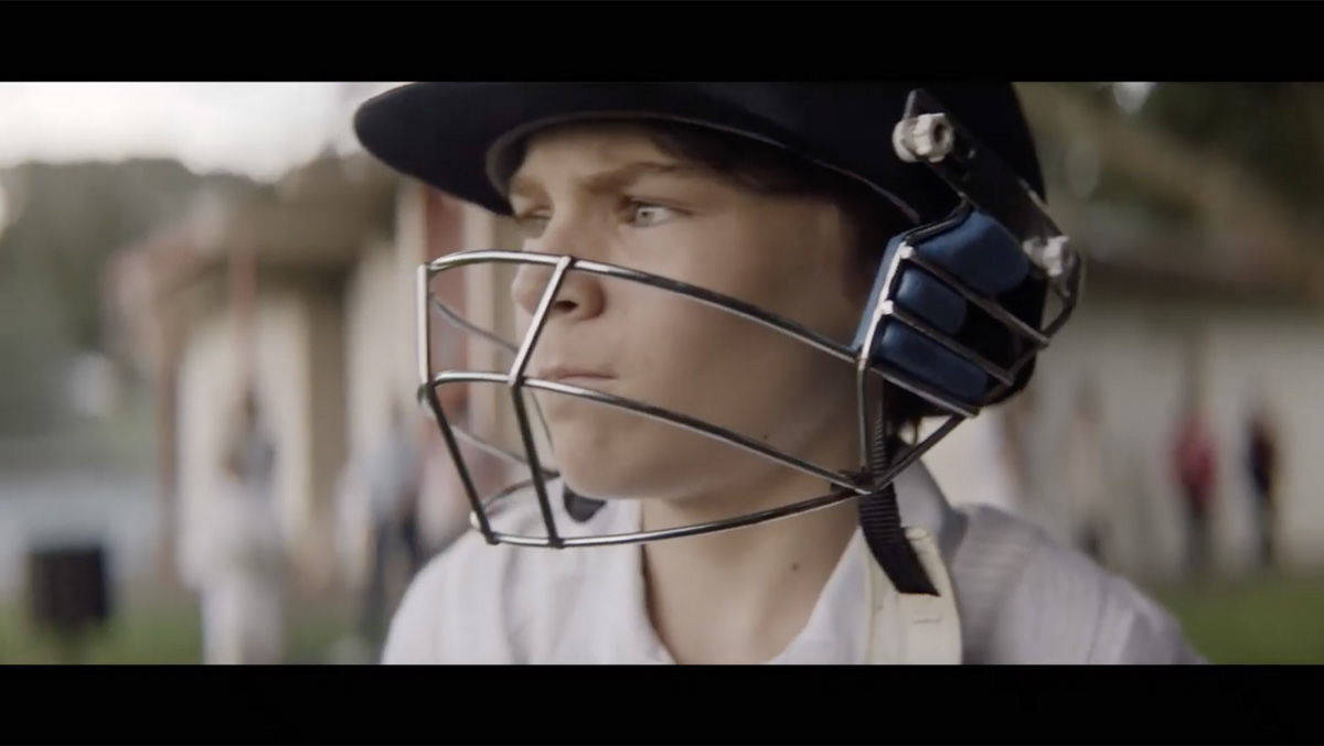 Helm, Schläger, Handschuh: vom großen Bruder gut eingespielt. Der Kleine trägt es mit Fassung. Spot von DDB und VW in Neuseeland.