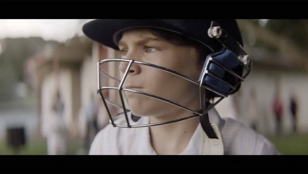 Helm, Schläger, Handschuh: vom großen Bruder gut eingespielt. Der Kleine trägt es mit Fassung. Spot von DDB und VW in Neuseeland.