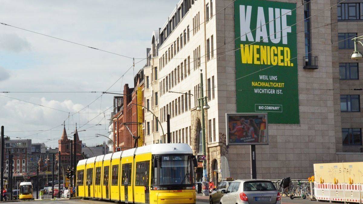Ein riesiges Blow-up ruft an der Berliner East Side Mall zur Kaufabstinenz auf.