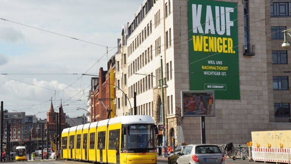 Ein riesiges Blow-up ruft an der Berliner East Side Mall zur Kaufabstinenz auf. 