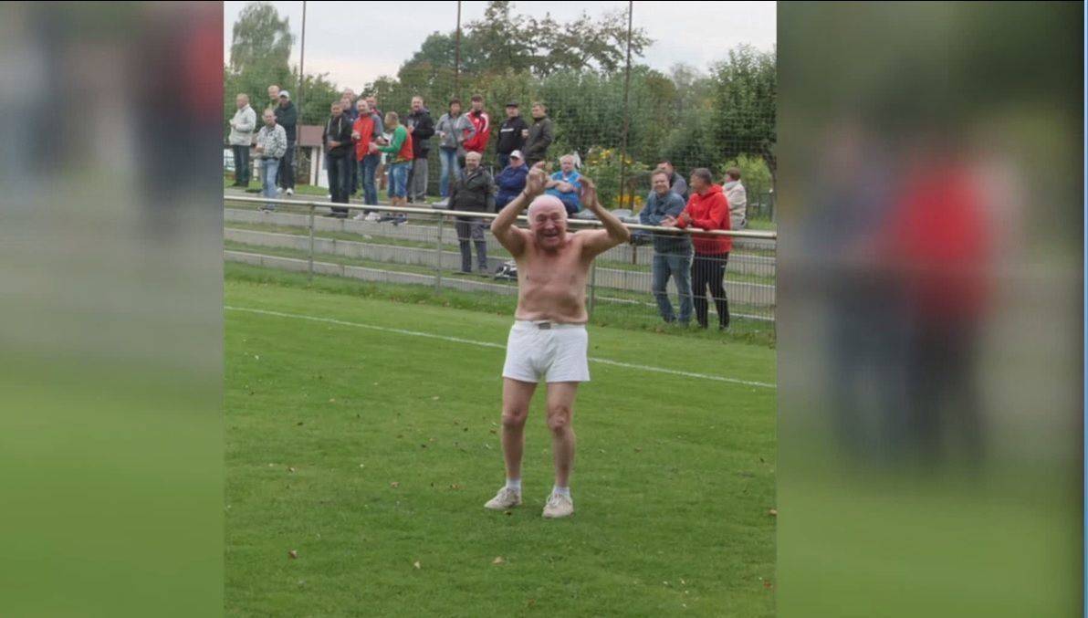 Ein Opa flitzt halbnackt über ein Fußballfeld – nur für ein paar Euros.