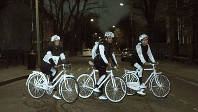 In Wirklichkeit leuchten die Fahrräder mit "Lifepaint"-Spray nicht so hell wie im Volvo-Film.