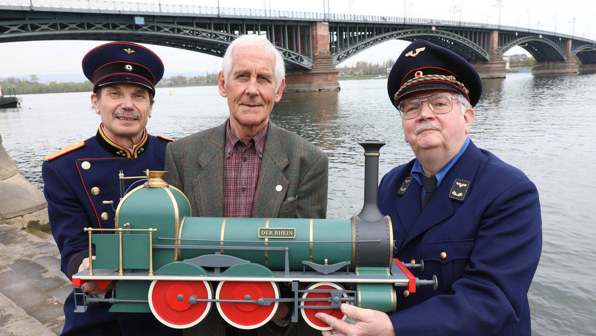 Museumsleiter der Bahnwelt Darmstadt-Kranichstein Uwe Breitmeier, Geophysiker Prof. Dr. Bernhard Forkmann und der passionierte Eisenbahner Horst Müller (v.l.) mit einer Mini-Rhein.