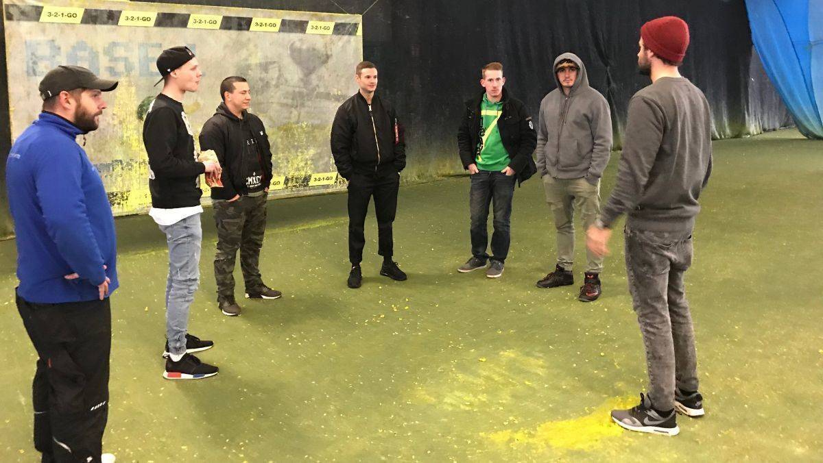 Alle sechs in einer Runde - Dokyo brieft Youtube-Stars auf Axe.