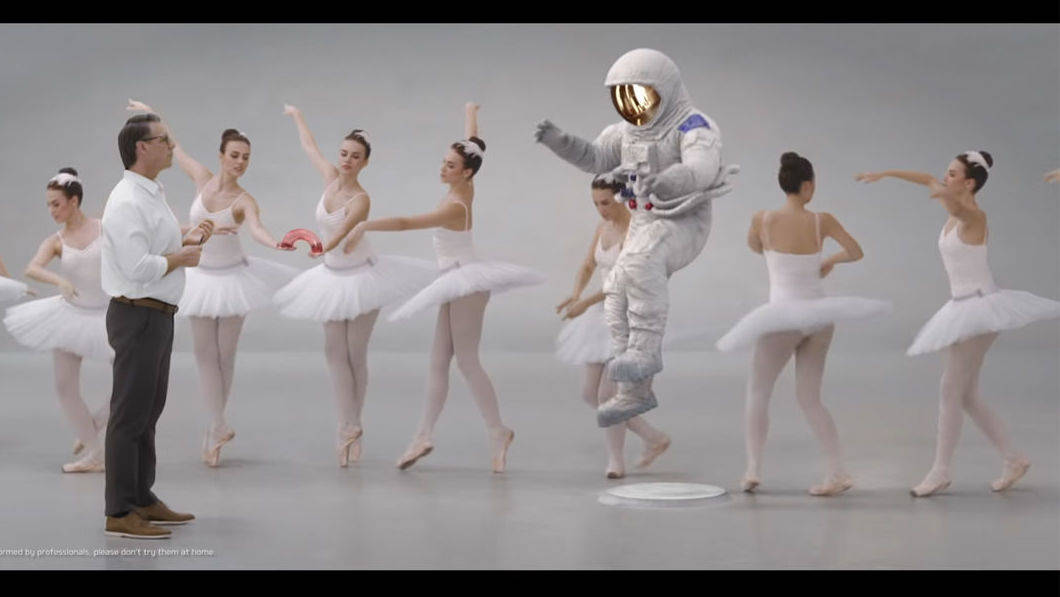 Was haben Ballerinen, eine Sprungspirale und ein Astronaut mit Automobildesign zu tun? Der Kia-Designer findet das heraus.