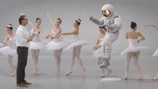 Was haben Ballerinen, eine Sprungspirale und ein Astronaut mit Automobildesign zu tun? Der Kia-Designer findet das heraus.