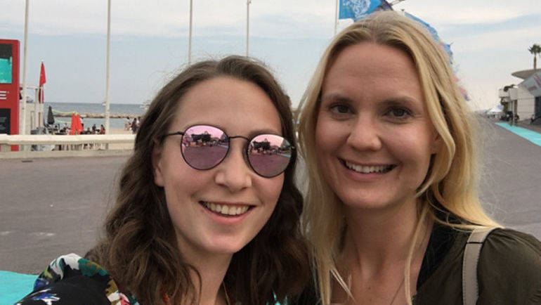 Lavinia Haane (links) und Anna Schroth von Hotwire PR genießen ihr Abenteuer in Cannes.  