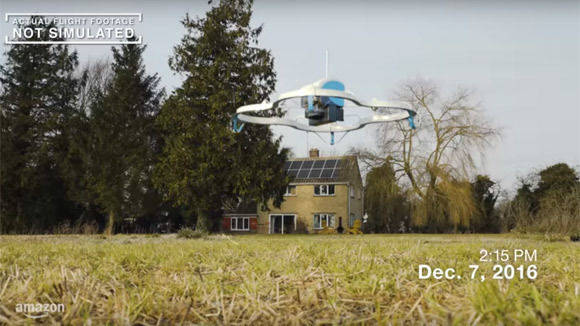Amazon hat erstmals in Großbritannien einen Kunden per Drohne beliefert. 