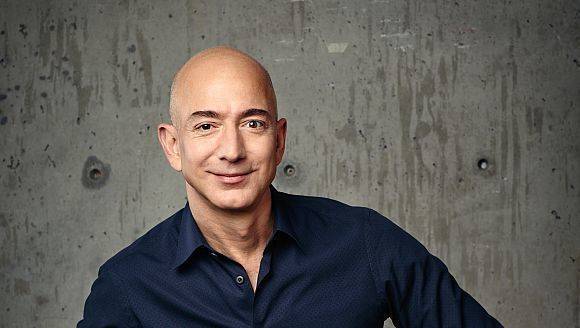 Amazon-Chef Jeff Bezos liebäugelt auch mit kleinen Lebensmittelläden.