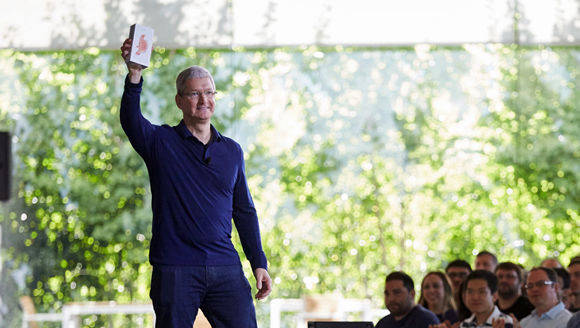 Apple-Chef Tim Cook mit einem seiner Umsatzbringer, dem iPhone.