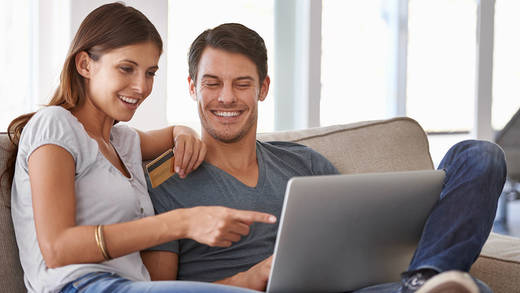 Frauen lieben das Shoppen - und kaufen daher häufig auch online die Mode für ihre Partner ein.
