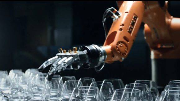 Der Kuka KR Agilus Roboter fordert Timo Boll diesmal zu Glasmusik heraus.