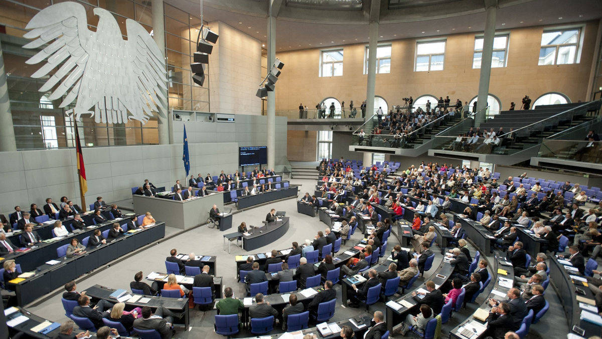 Der Deutsche Bundestag verabschiedet das NetzDG.