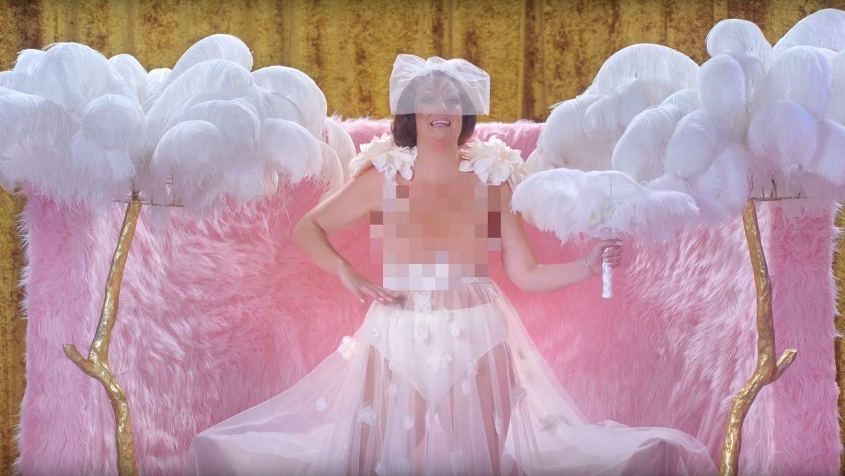 Das durchsichtige Kleid - getragen von Celeste Barber.