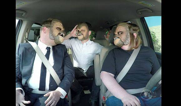 Die Chewbacca-Masken-Lady im Auto mit James Corden. 