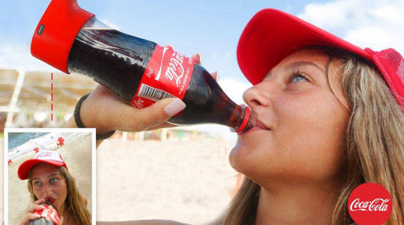 Die Coke-Flasche schießt Fotos vom Trinker.