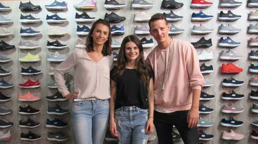 v.l.: Daniela Cavaliere, Senior Marketing Coordinator, Skechers, YouTuberin Joyce Ilg und Björn Quadt, Marketingleiter Skechers.