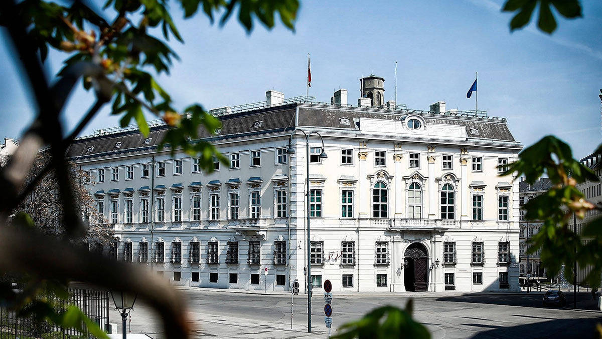 Österreichisches Bundeskanzleramt am Ballhausplatz in Wien im Frühling.