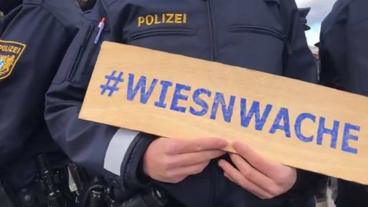 Sorgt für Recht und Ordnung auf der Wiesn und für Lacher im Netz: Die Wiesnwache