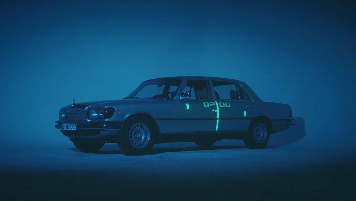 Beides Kinder der '70er: Das erste Videospiel "Pong" auf einem 450 SEL.