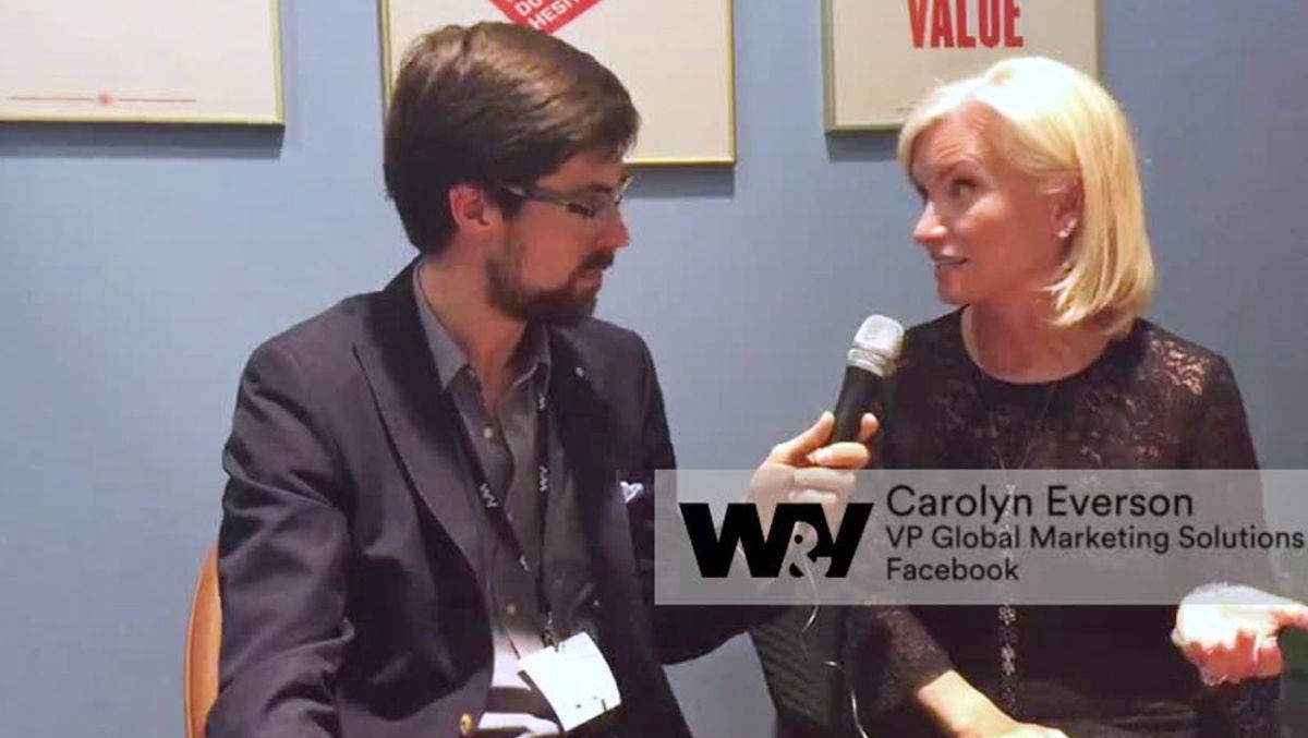W&V-Redakteur Ralph Pfister und Facebook-Managerin Carolyn Everson.