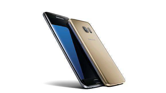 Die Generation Ü60 findet zunehmend Gefallen an Smartphones, wie beispielsweise von Samsung.