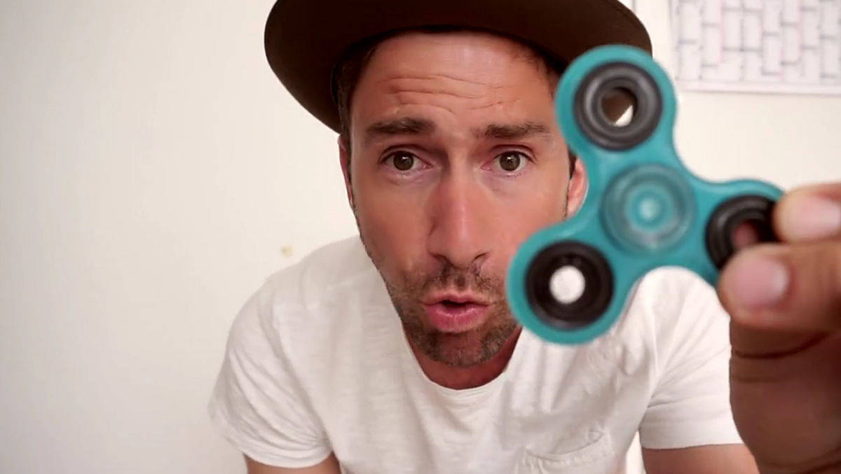 Der Kabarettist Harry G. hat ein einfaches Mittel gegen den Fidget Spinner.
