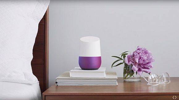 Der Lautsprecher Google Home hat einen Assistenten - und spricht mit den Nutzern.