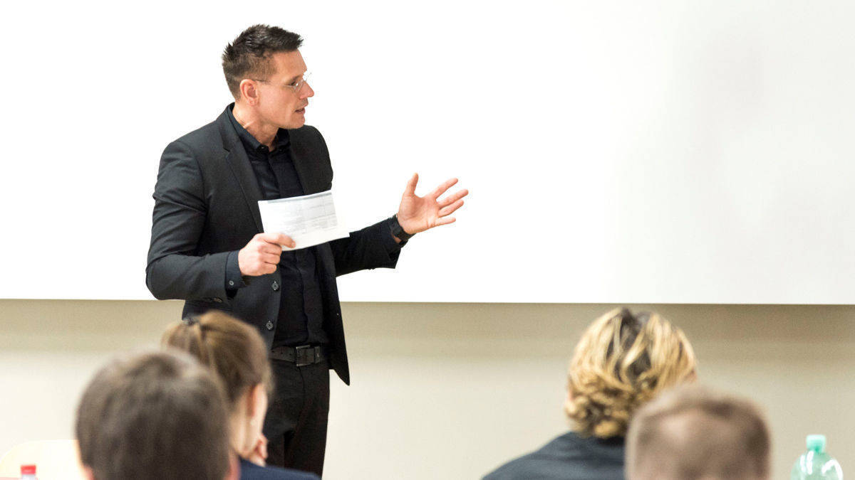 Professor Thomas Lehning vor Studenten der HdM. 